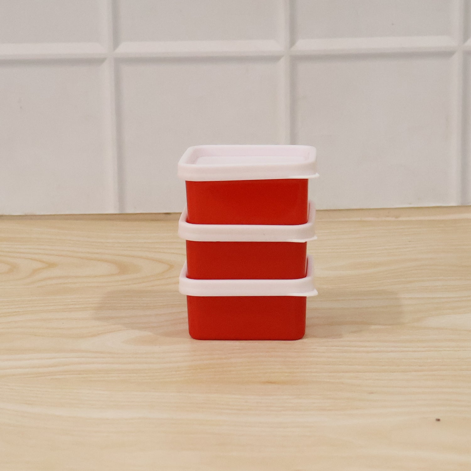 Lightweight plastic food storage boxes for daily household use
