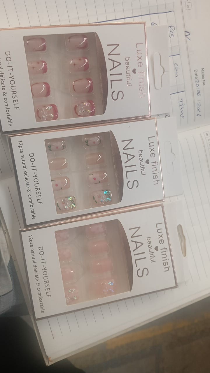 Press-On Nails Ð Reusable False Nail Set with Strong Glue for Equally Glam Looks