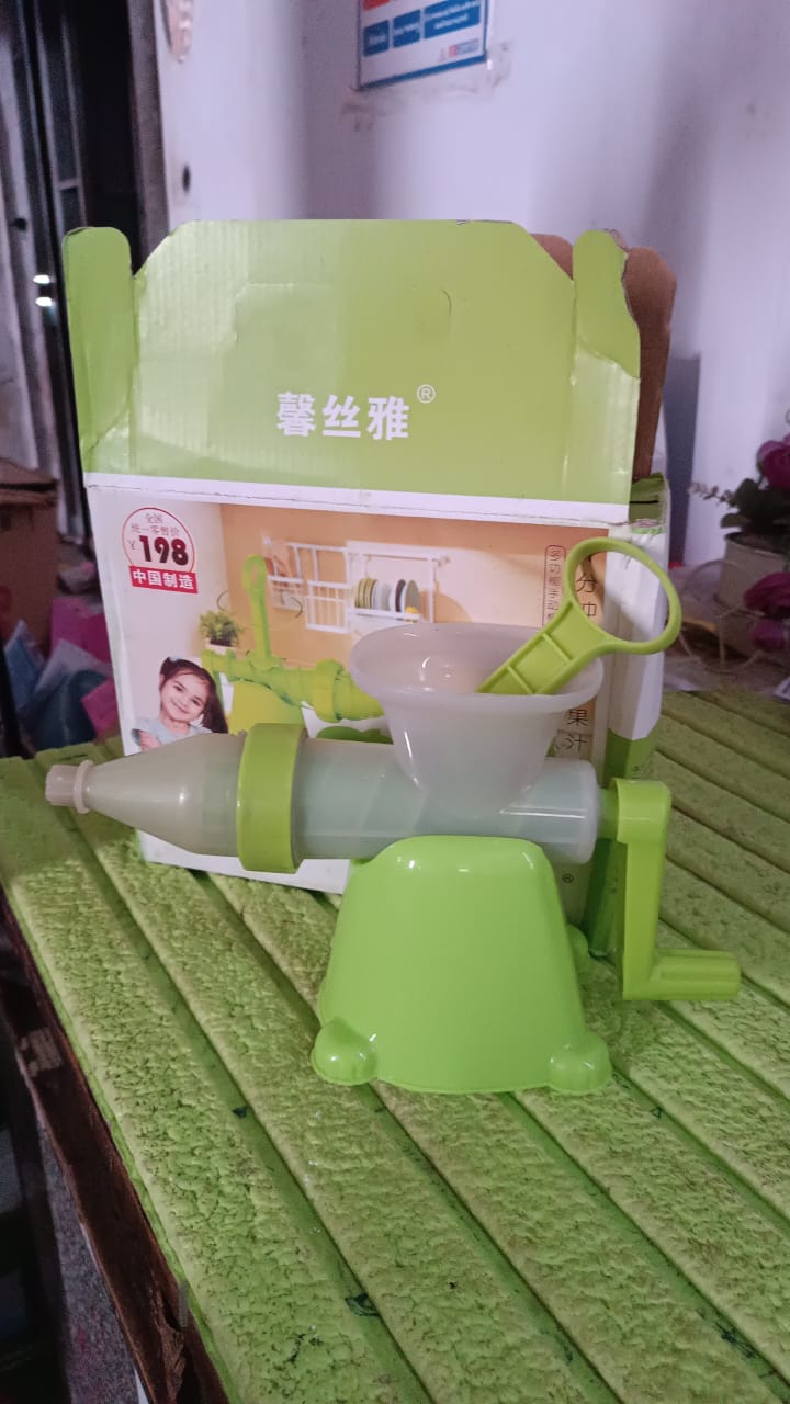 Manual Plastic Juicer – Easy, Compact & Durable for Fresh Juices